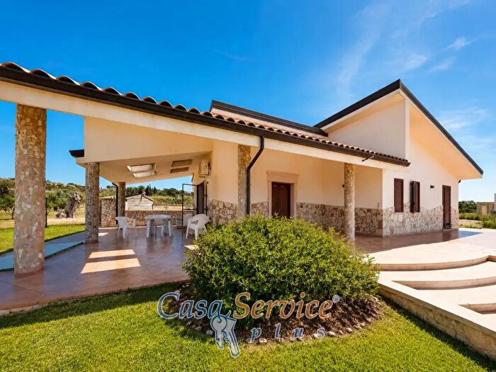 Casa con 6 locali in vendita in Strada per Tuglie, Parabita