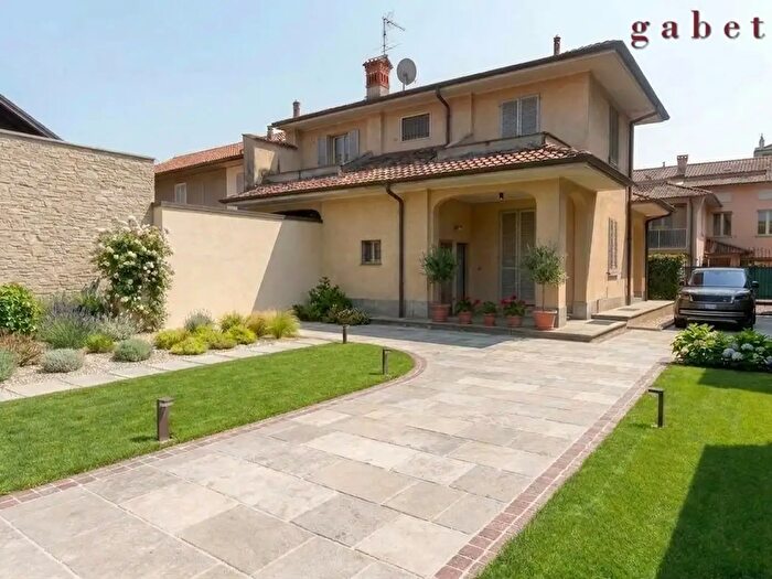 Casa con 5 locali in vendita in Magenta