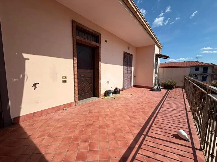 Appartamento quadrilocale in vendita in Via Ovidio, Villa Di Briano