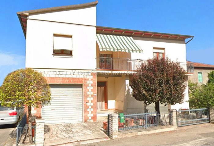 Casa con 5 locali in vendita in Via Piave, Sinalunga