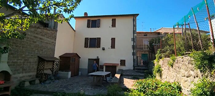 Casa con 6 locali in vendita in Via Piana, Santa Fiora