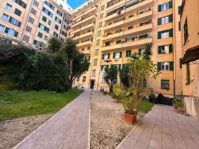 Appartamento trilocale in vendita in Largo Pannonia, Roma