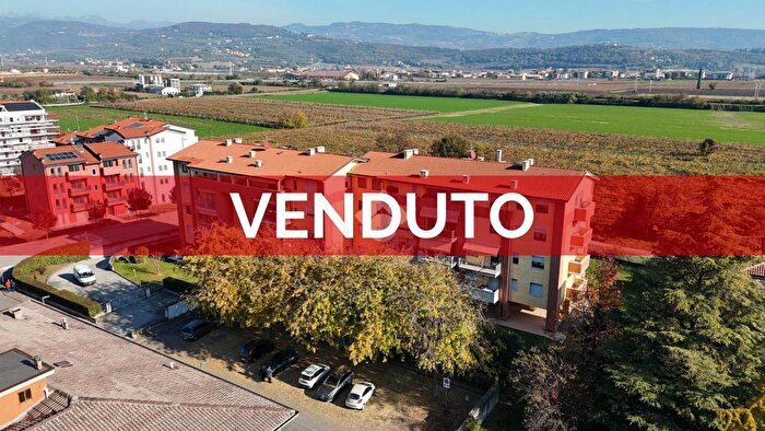 Appartamento trilocale in vendita in Via Ruffo, Verona