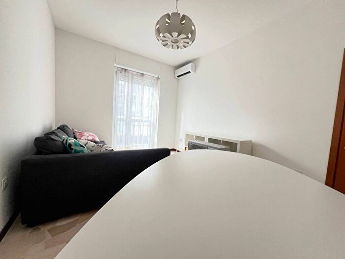 Appartamento trilocale in affitto in Via Germana De Stael, Dergano, Milano