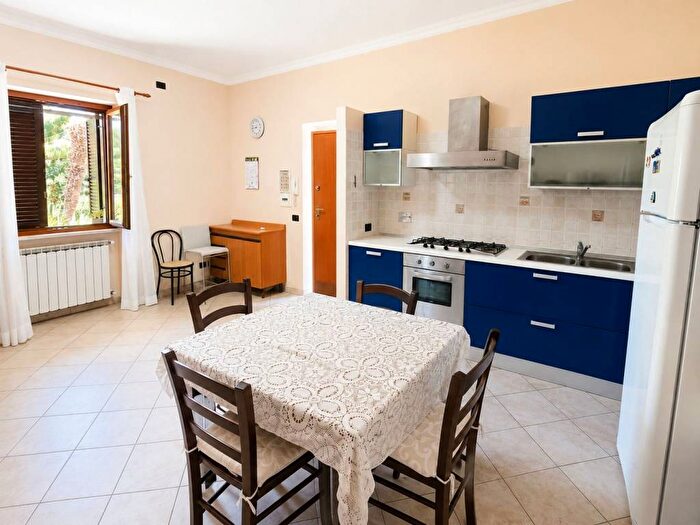 Appartamento trilocale in affitto in Via Uolchefit, Isola Sacra, Fiumicino