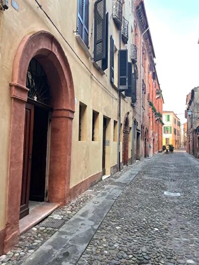 Appartamento quadrilocale in affitto in Via della Vittoria, Ferrara