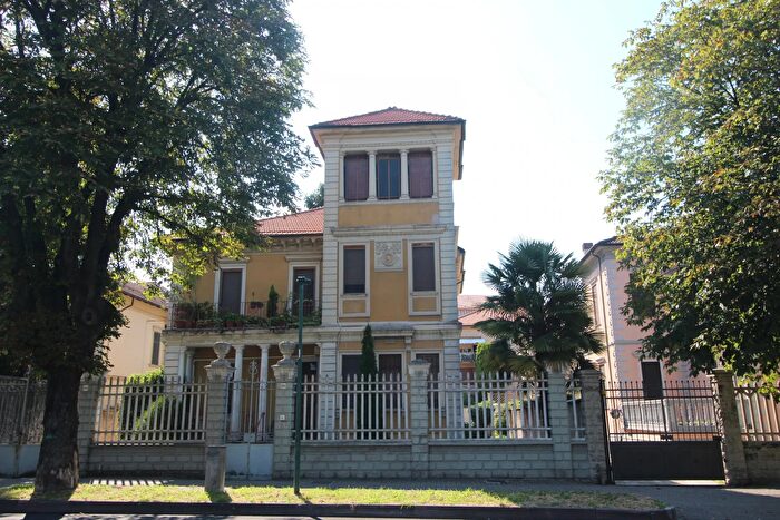 Casa con 10 locali in vendita in Viale Ottavio Marchino, Casale Monferrato