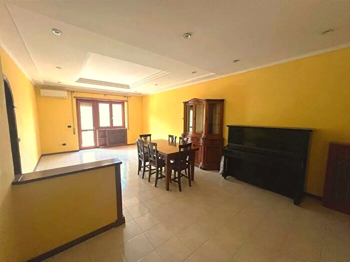 Appartamento trilocale in vendita in Via Balzola, Roma