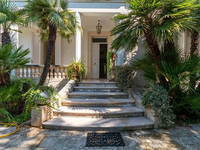 Casa con 15 locali in vendita in Via Matteo Tafuro, Lecce