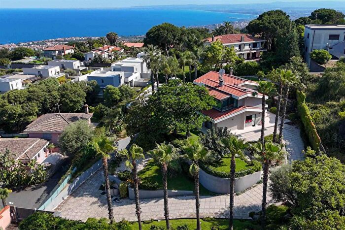 Casa con 14 locali in vendita in Via Pirandello, San Gregorio Di Catania