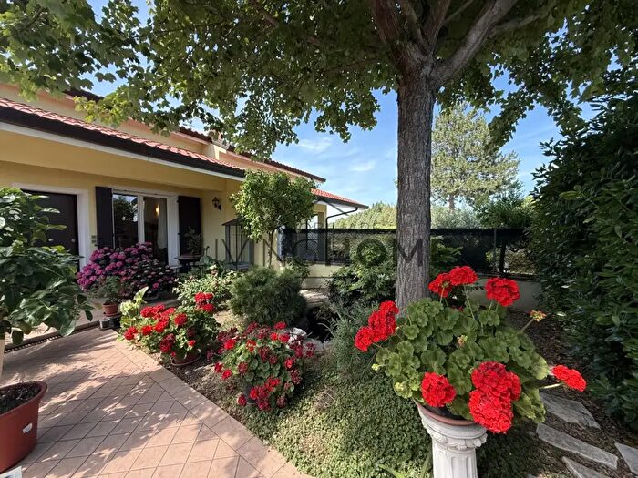 Casa con 5 locali in vendita in Roncofreddo