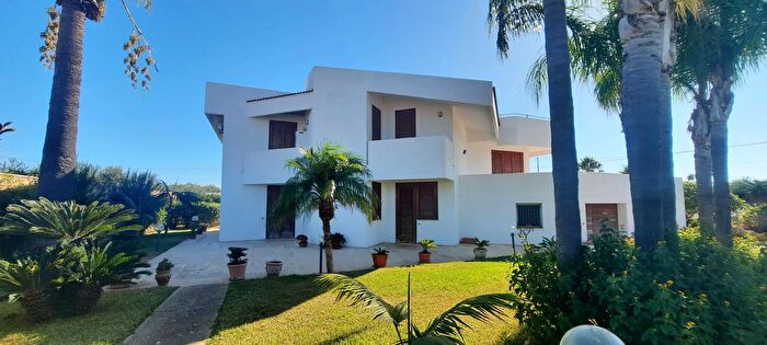 Casa con 7 locali in vendita in Marsala