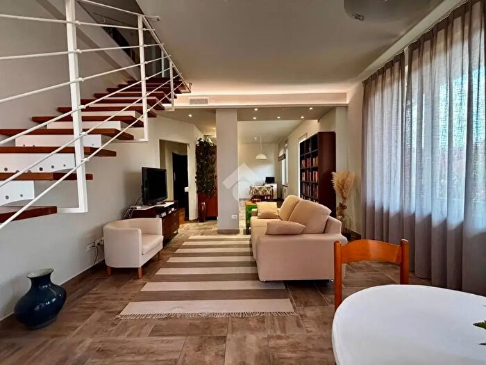 Casa con 5 locali in vendita in Via Roma, None