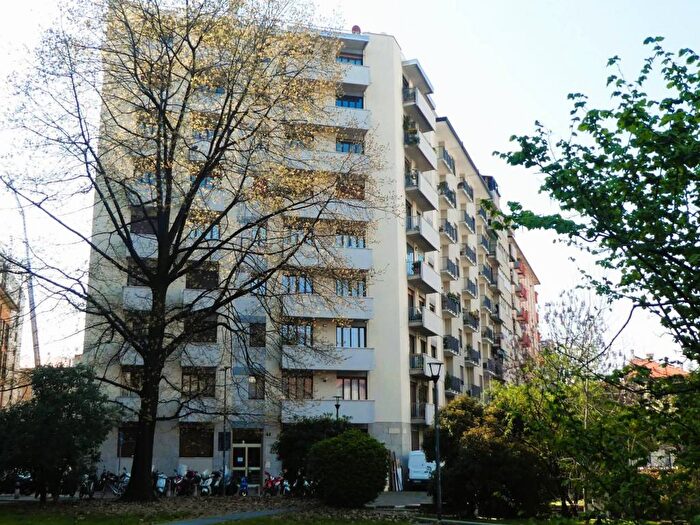 Appartamento trilocale in affitto in Piazza Santissima Trinità, Arena, Milano