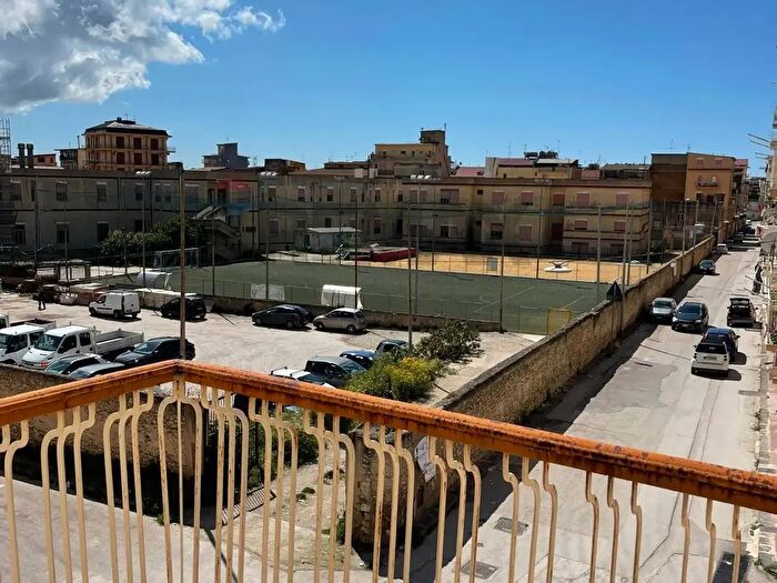 Appartamento con 9 locali in vendita in Piazza Antonio Licata, Favara