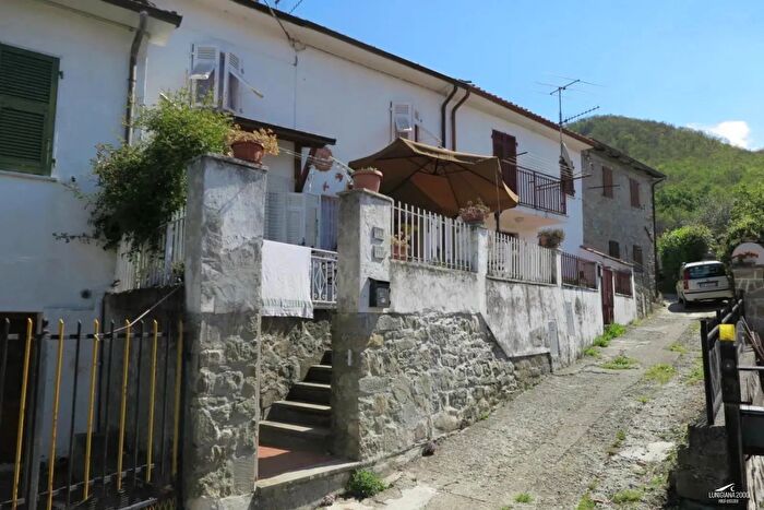 Casa con 7 locali in vendita in Casola In Lunigiana