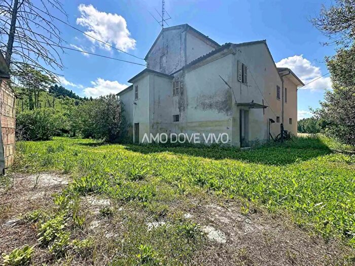 Casa con 6 locali in vendita in Ostra