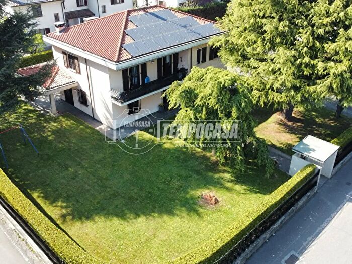 Casa quadrilocale in vendita in Via Alcide De Gasperi, Capriate San Gervasio