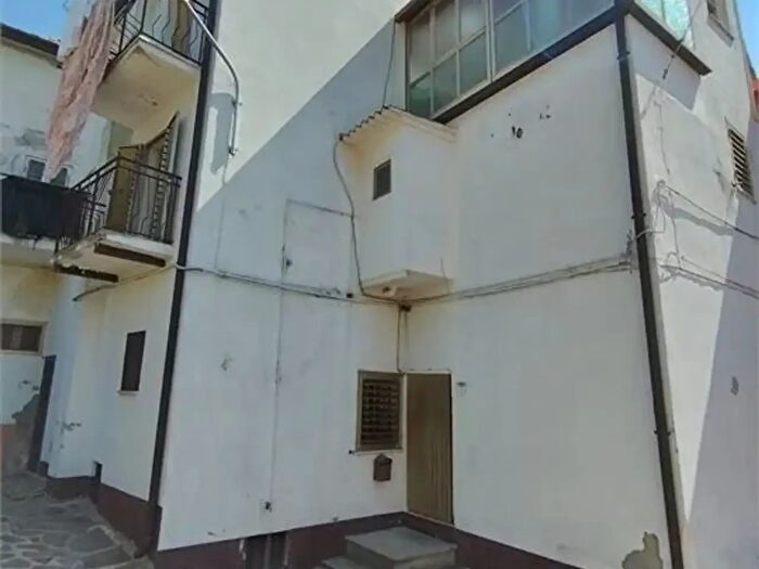 Casa con 9 locali in vendita in Via Fratelli Spaventa, Tornareccio