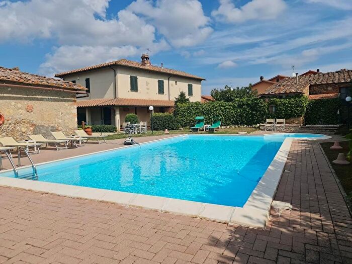 Casa con 9 locali in vendita in San Gimignano