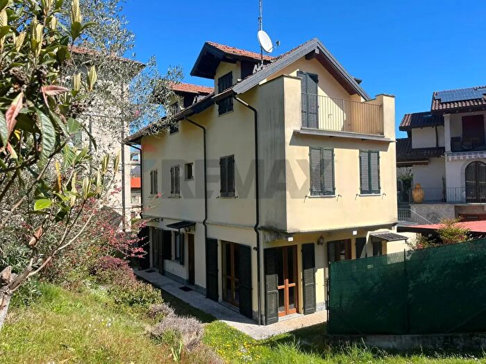 Casa quadrilocale in vendita in Via Binda, Besozzo