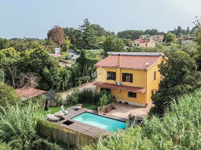 Casa con 8 locali in vendita in Via Braccianense, Bracciano