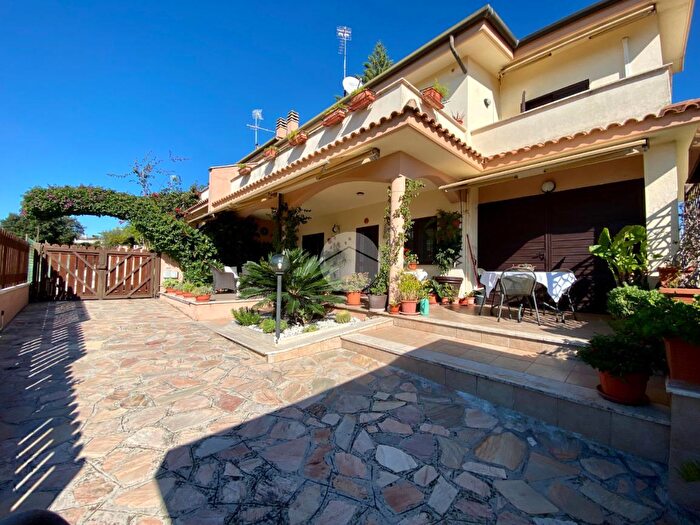 Casa quadrilocale in vendita in Via Odino, Anzio