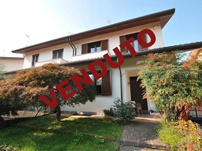 Casa quadrilocale in vendita in Mesero