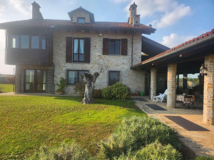 Casa con 15 locali in vendita in Fossano