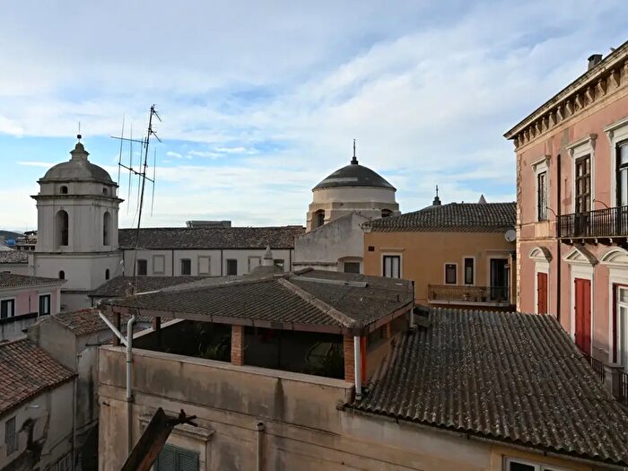 Appartamento con 6 locali in vendita in Via Santa Margherita Crotone, Crotone