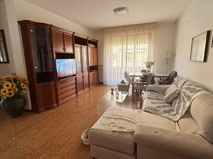 Appartamento con 5 locali in vendita in Cascina