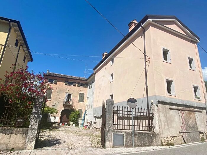 Casa con 6 locali in vendita in Loc Platano, Caprino Veronese