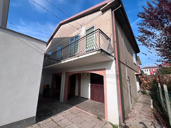 Casa con 6 locali in vendita in Copparo