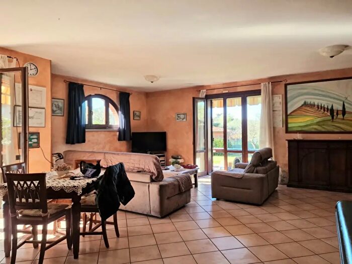 Casa con 8 locali in vendita in Massa