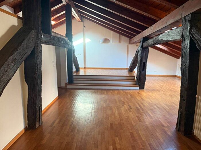 Casa trilocale in affitto in Via San Vitale, Centro Storico, Bologna