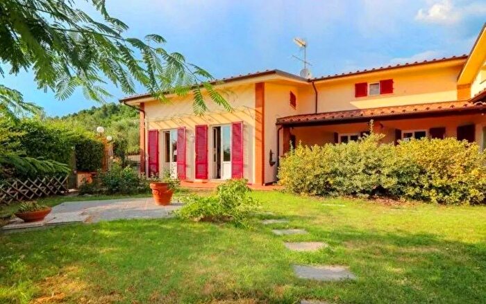 Casa con 8 locali in vendita in Via delle Lombardine Marliana, Marliana