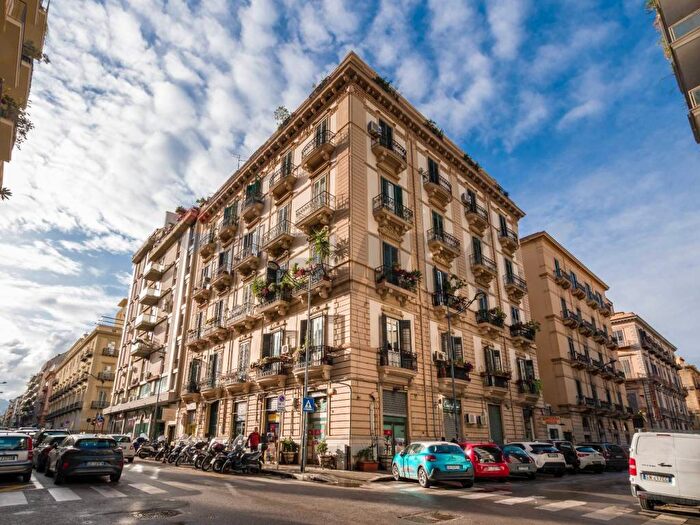 Appartamento trilocale in affitto in Via Mariano Stabile, Roma Cavour, Palermo