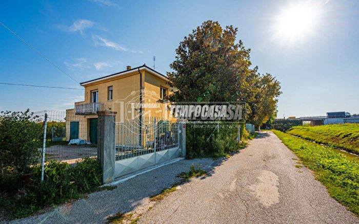 Casa con 5 locali in vendita in Via Giuseppe Garibaldi, Galliera