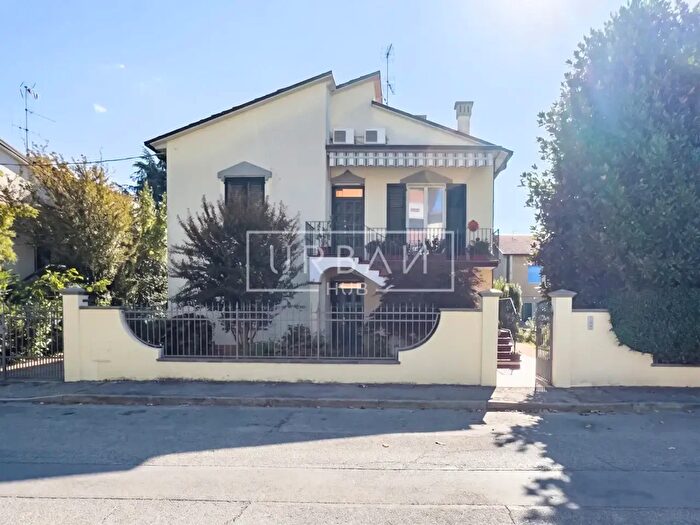 Casa con 6 locali in vendita in Via Fratelli Basini, Forli'