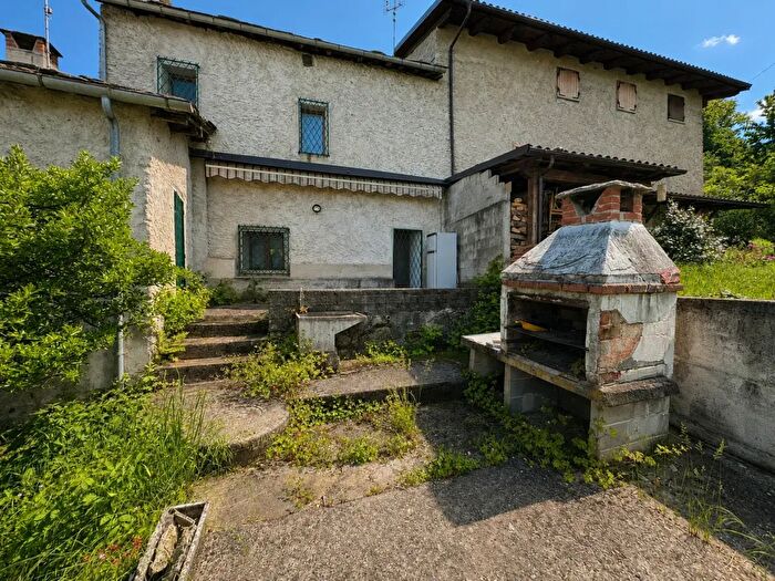 Casa con 6 locali in vendita in Borgata Saretto, Brossasco