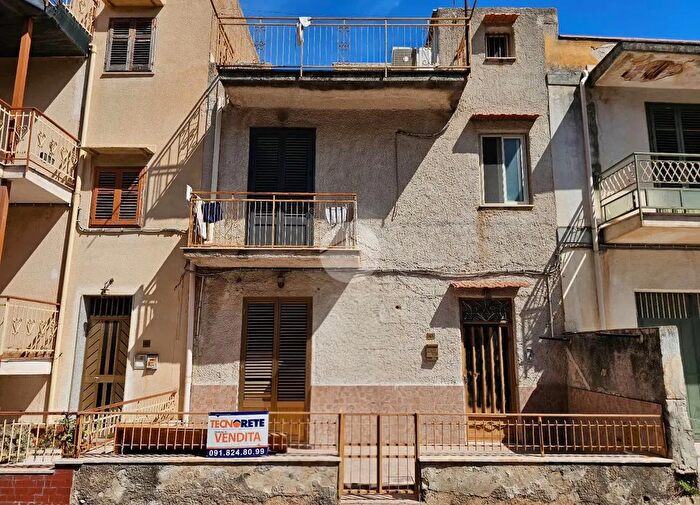 Appartamento trilocale in vendita in Via Ciaculli, Palermo