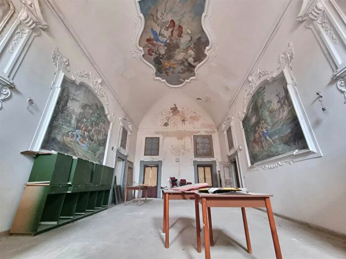 Appartamento con 8 locali in vendita in Prato, Prato