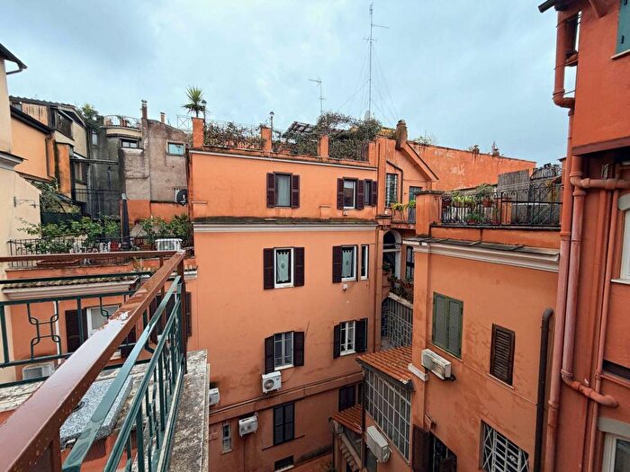 Casa trilocale in affitto in Via dei Fienili, Colosseo Fori Imperiali, Roma