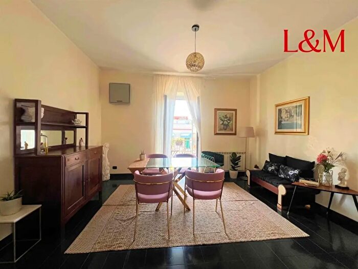 Appartamento trilocale in vendita in Via delle Spighe, Roma