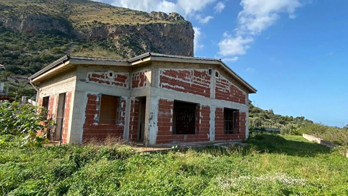 Casa con 8 locali in vendita in Via Liegi Carini Palermo, Carini