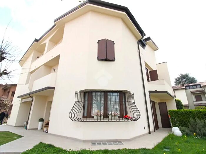 Casa con 5 locali in vendita in Via V Padovani, Sassuolo