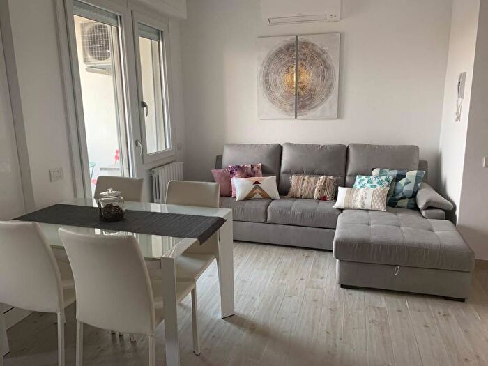 Appartamento quadrilocale in affitto in Via Valenza, Navigli Darsena, Milano