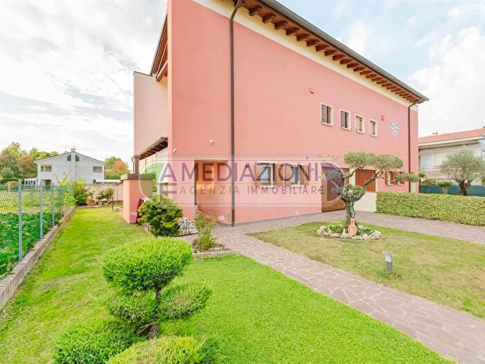 Casa con 6 locali in vendita in Via Luneo, Spinea