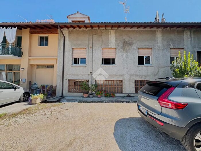 Casa con 7 locali in vendita in Via Bartolomeo Signoroni, Adro