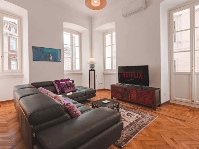 Appartamento trilocale in affitto in Via Armando Diaz, Città Vecchia, Trieste